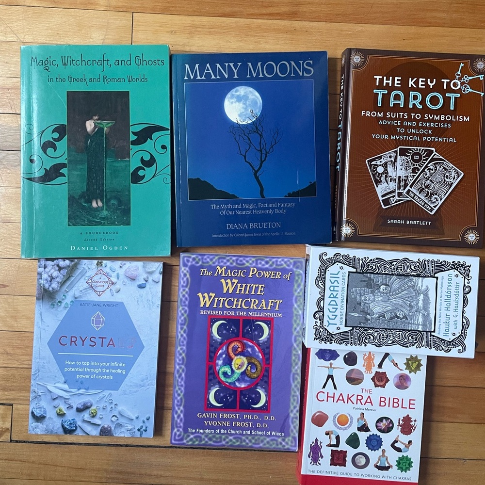 NEW AGE BUNDLE BOOKS TAROT CHAKRA HISTORY WICCA CRYSTALS MYTHOLOGY